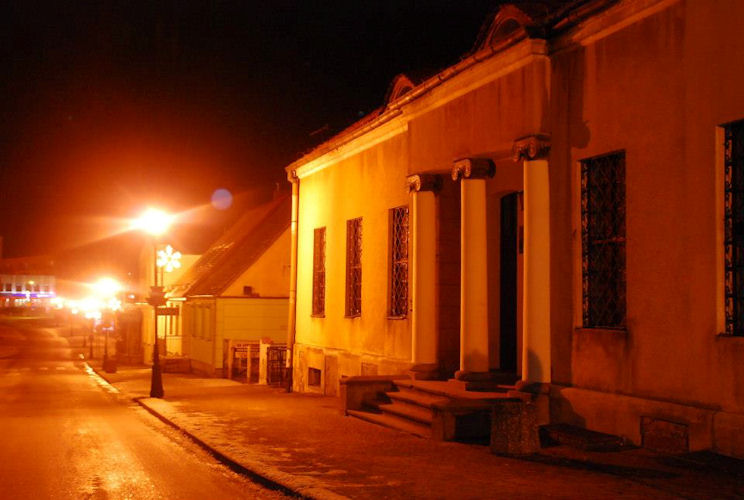 klasycystyczny budynek Muzeum Ziemi Wałeckiej z końca XVIII w. (ul. Pocztowa),